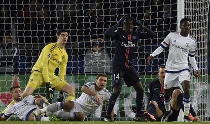 Matuidi, del PSG, e Ibra, desde el suelo, se lamentan rodeados de Baba, Ivanovic, Courtois y Cahill. Tras el descanso y el empate de Mikel, el PSG fue muy superior y sólo la gran actuación de Courtois evitó más goles de los franceses.