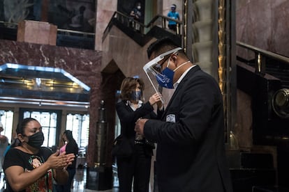 Elemento de seguridad atienden a un visitante al Palacio de Bellas Artes.