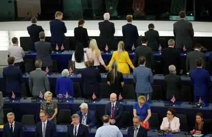 Los eurodiputados del Partido del Brexit se ponen de espaldas al sonar el himno europeo, durante la primera sesión plenaria del recién elegido Parlamento Europeo en Estrasburgo (Francia), el 2 de julio de 2019. La formación de Farage, que arrasó en Reino Unido en las elecciones de mayo, se ha girado en la Eurocámara cuando los músicos han tocado la 'Oda a la alegría' de Beethoven.