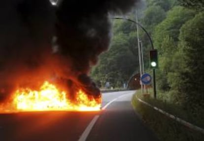 Una barricada incendiada colocada ayer en la autopista A-66 antes de la entrada de los túneles en Olloniego, en el marco de las protestas que llevan a cabo los trabajadores de la minería del carbón en huelga indefinida contra los recortes en este sector.