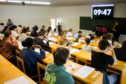 Alumnos realizan la prueba de la PAU en la facultad de Ciencias de la Información de la Universidad de Santiago de Compostela este martes.