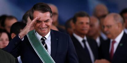 Bolsonaro hace un saludo militar en la toma de posesión del jefe de las Fuerzas Armadas este viernes en Brasilia.