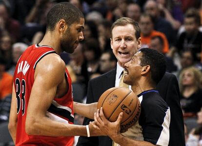 Nicolas Batum de los Blazers, discute con el árbitro del duelo ante Phoenix Suns