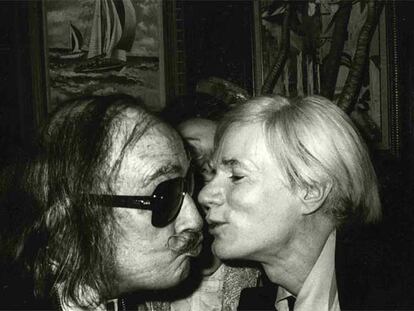 Andy Warhol besa a Salvador Dalí en una fotografía tomada por Christopher Makos en 1978 en el hotel St. Regis de Nueva York.