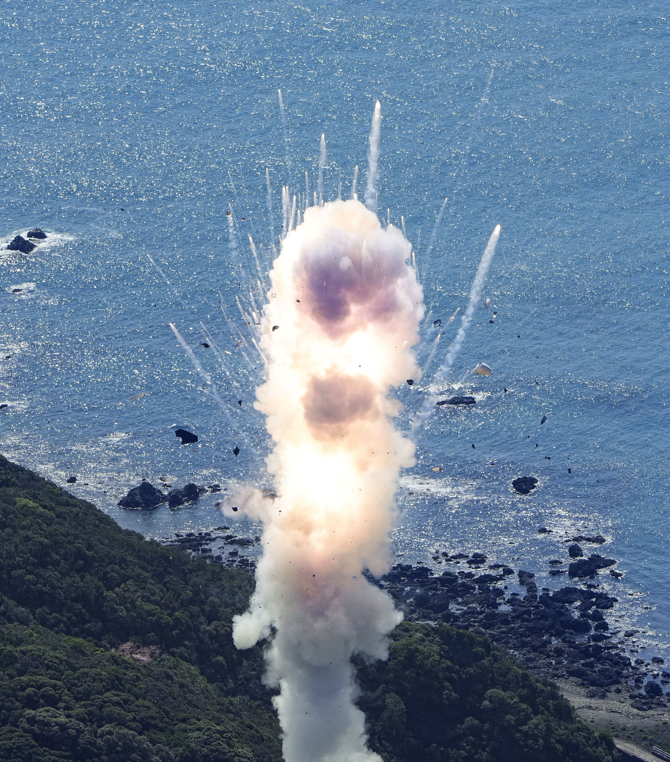 El pequeño cohete 'Kairos' de combustible sólido del Japón Space One explotó poco después de su lanzamiento inaugural en la ciudad de Kushimoto, prefectura de Wakayama, Japón, el 13 de marzo de 2024, en esta foto tomada por Kyodo. 