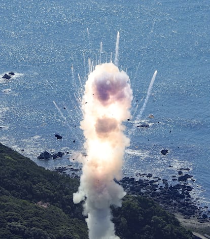 El pequeño cohete 'Kairos' de combustible sólido del Japón Space One explotó poco después de su lanzamiento inaugural en la ciudad de Kushimoto, prefectura de Wakayama, Japón, el 13 de marzo de 2024, en esta foto tomada por Kyodo. 