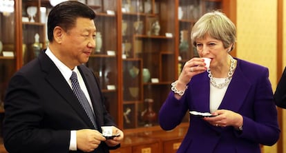 La primera ministra brit&aacute;nica, Theresa May, junto al presidente chino, Xi Jinping, en Pek&iacute;n en febrero de 2018. 