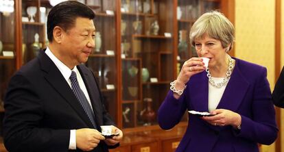 La primera ministra brit&aacute;nica, Theresa May, junto al presidente chino, Xi Jinping, en Pek&iacute;n en febrero de 2018. 