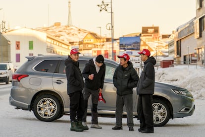 Residentes de Nuuk (Groenlandia) con gorras del Make America Great Again (MAGA), cerca del Hotel Hans Egede, durante la visita de Donald Trump hijo, el día 7.