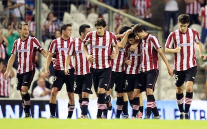 Los jugadores del Athletic celebran uno de los goles.