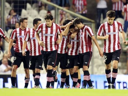 Los jugadores del Athletic celebran uno de los goles.