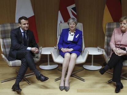 La primera ministra británica Theresa May, en el centro, con el presidente francés Emmanuel Macron y la canciller alemana Angela Merkel, el pasado jueves en Bruselas.