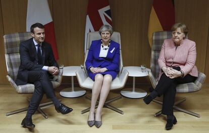 La primera ministra británica Theresa May, en el centro, con el presidente francés Emmanuel Macron y la canciller alemana Angela Merkel, el pasado jueves en Bruselas.