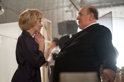 Janet Leigh (Scarlett Johansson) y Alfred Hitchcock (Anthony Hopkins), en un fotograma de &#039;Hitchcock&#039;.