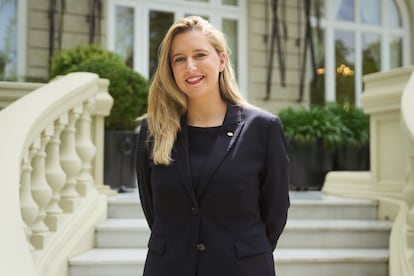 Lucía Serrano es la nueva hotel manager del Mandarin Oriental Ritz, Madrid. Ha formado parte importante de la dirección de los hoteles del segmento de lujo del grupo Meliá Hotels International en diversos destinos como Madrid, Ibiza y Mallorca. En esta última isla, fue nombrada hotel manager en 2021 y posteriormente asumió el cargo de manager general en 2022. Su experiencia más reciente fue como directora de hospitalidad en ZEM Wellness Clinic en Altea.