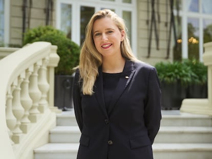 Lucía Serrano es la nueva hotel manager del Mandarin Oriental Ritz, Madrid. Ha formado parte importante de la dirección de los hoteles del segmento de lujo del grupo Meliá Hotels International en diversos destinos como Madrid, Ibiza y Mallorca. En esta última isla, fue nombrada hotel manager en 2021 y posteriormente asumió el cargo de manager general en 2022. Su experiencia más reciente fue como directora de hospitalidad en ZEM Wellness Clinic en Altea.