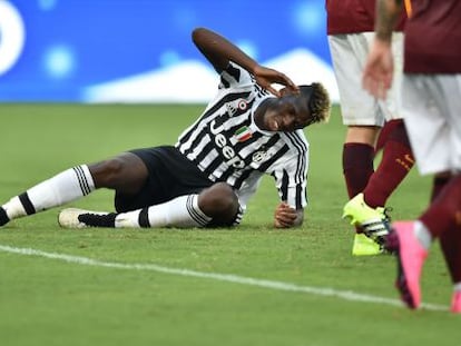 Pogba, frustrado en el suelo, durante el Roma-Juve (2-1)