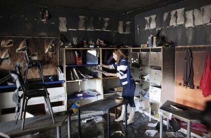 Una trabajadora limpia un aula de la &uacute;nica escuela mixta &aacute;rabe-jud&iacute;a de Jerusal&eacute;n, incendiada el s&aacute;bado en un ataque que la polic&iacute;a atribuye a ultranacionalistas jud&iacute;os.