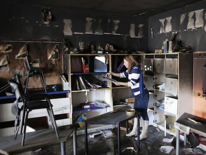 Uma trabalhadora limpa uma sala de aula da única escola mista árabe-judaica de Jerusalém, incendiada no sábado em um ataque que a polícia atribui a ultranacionalistas judeus.