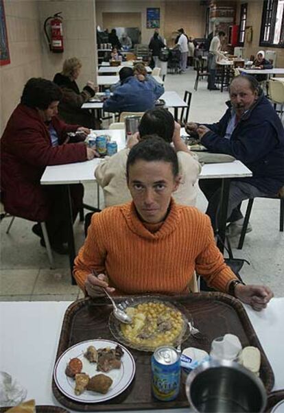 Personas sin hogar en el comedor del centro  de acogida madrileño de San Isidro.