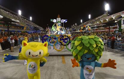 Las mascotas de Río 2016 desfilan en el sambódromo durante el Carnaval de Río de Janeiro.