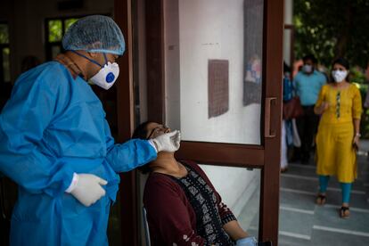 Un trabajador sanitario realiza una prueba de covid-19 en Nueva Delhi (India).