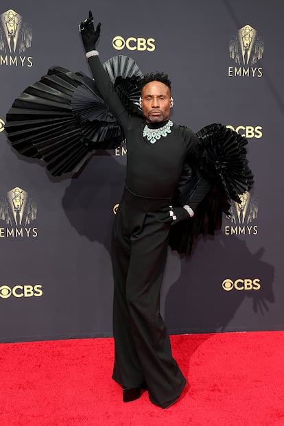 Billy Porter – El actor conocido por la serie Pose siempre resulta sorprendente y arriesgado. En la pasada ceremonia de los premios Emmy apostó por lucir alas con este diseño total black de Ashi Studio, compuesto por top de manga larga con volantes plisados y pantalón ancho. Twitter no tardó en hacer las comparaciones pertinentes con un cuervo.