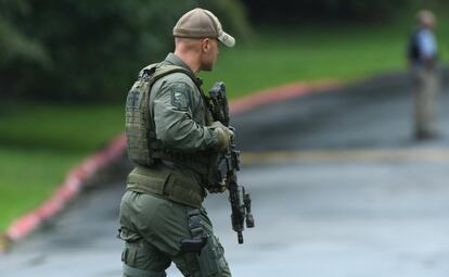Un agente asegura la zona del tiroteo en el condado de Harford, Maryland (EE UU).