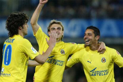 Font (centro) celebra con Roger (izda.) y Guayre uno de los goles al Espanyol.