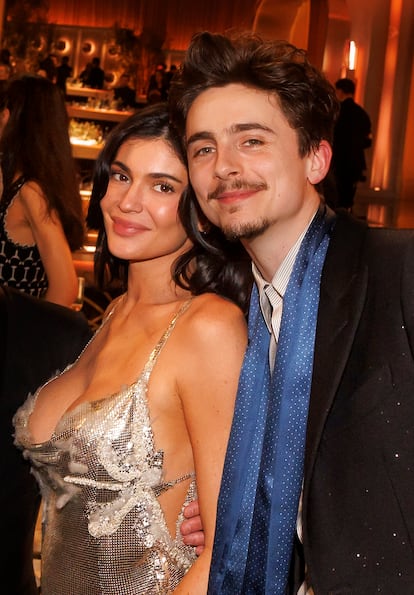Aunque para cuando se conocieron Chalamet ya había protagonizado títulos como ‘Dune’ o ‘Mujercitas’ y había rodado con directores como Luca Guadagnino, Woody Allen o Wes Anderson, mantenía un perfil relativamente bajo fuera de la pantalla. En cambio, Kylie Jenner, hija de Kris Jenner y Caitlyn Jenner, había sido famosa desde su nacimiento y había aparecido en el ‘reality’ familiar ‘Keeping Up with the Kardashians’ desde que tenía solo 10 años. Con 19 la revista ‘Forbes’ la nombró la multimillonaria más joven y estimó entonces que su fortuna ya rondaba los 900 millones de dólares (aunque la cifra fue posteriormente cuestionada). Lo había conseguido gracias a su imperio cosmético que desde su creación rompió con las reglas de la belleza al competir cara a cara, como ninguna otra firma, con los grandes conglomerados del sector.