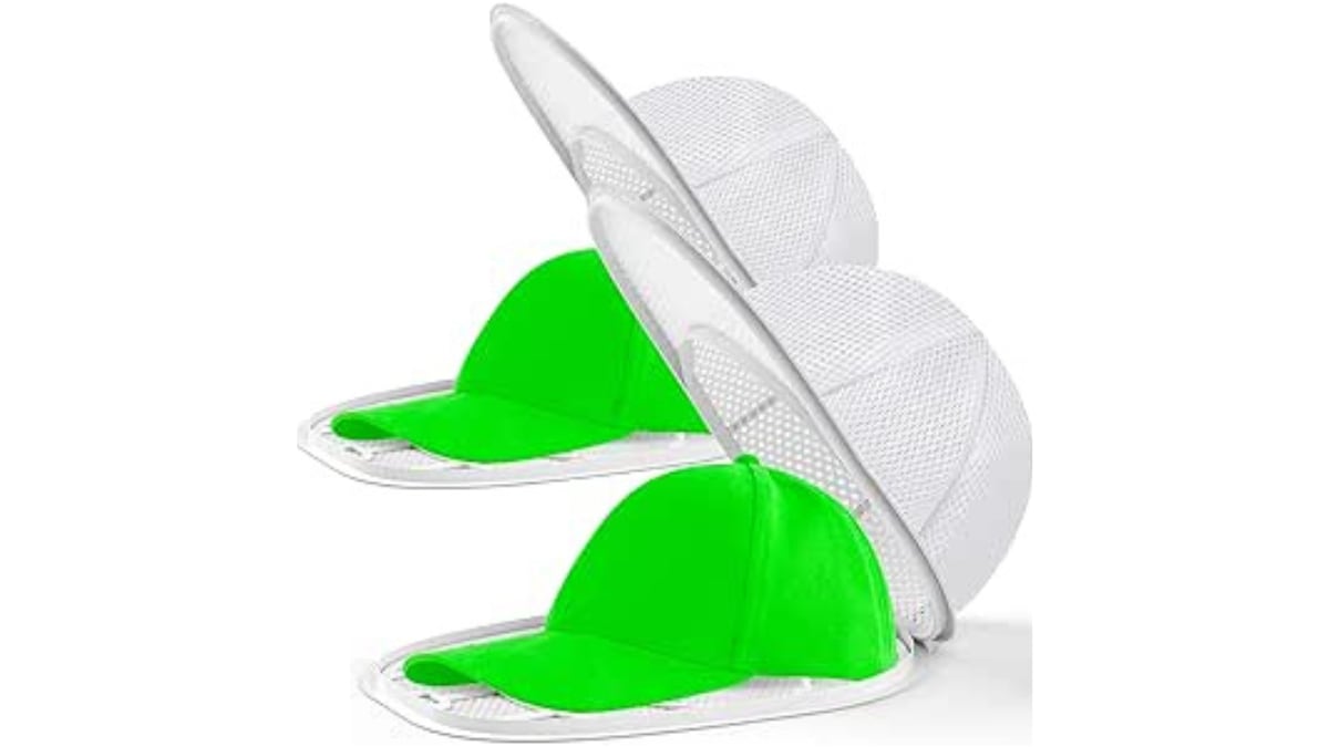 Su diseño universal flexible está pensado incluso para gorras de niños.