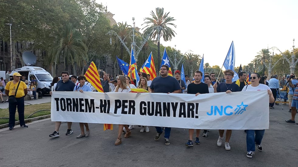 Un grupo de la Joventut Nacionalista de Catalunya cerca del Arc del Triomf, este jueves. 