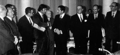 Firma del acuerdo económico del pacto de la Moncloa.
