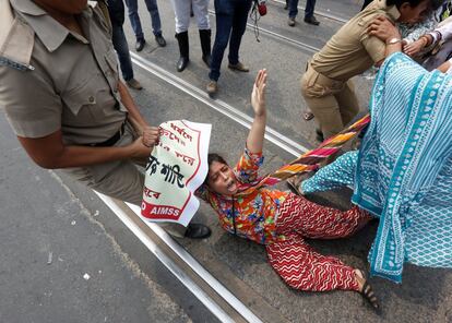 La policía detiene a una activista del centro de unidad socialista de India durante una protesta contra la reciente violación de una mujer en un coche en Calcuta, India.