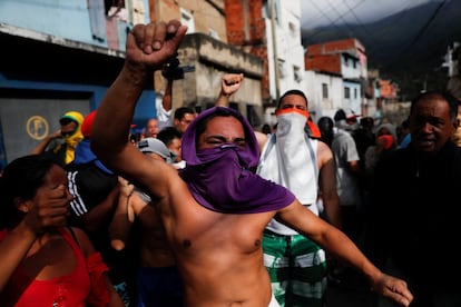 Manifestantes en las proximidades de un puesto de la Guardia Nacional de Venezuela, en Caracas.