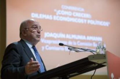 GRA224. MÁLAGA, 10/06/2013.- El vicepresidente de la Comisión Europea, Joaquín Almunia, durante la conferencia que ha ofrecido en Málaga titulada "Cómo crecer?: Dilemas económicos y políticos", donde ha dicho que los responsables políticos no tienen derecho a "mirar para otro lado" en la reforma de las pensiones y ha animado a mirar "de frente" este asunto y tratar de consensuarlo con los interlocutores sociales y económicos. EFE/Jorge Zapata.