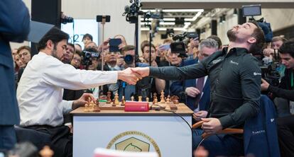 Magnus Carlsen, a la derecha, en el momento de la rendición de Hikaru Nakamura tras dos partidas desempate