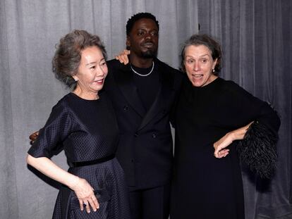 Los ganadores a mejores actores secundarios Youn Yuh-jung (izquierda), por 'Minari,' y Daniel Kaluuya, por 'Judas y el mesías negro', junto a Frances McDormand, quien ganó su tercer Oscar a mejor actriz principal por 'Nomadland'.