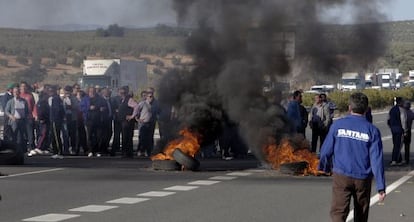 Protesta de trabajadores de Santana Motor por los impagos de la Junta, en 2012.