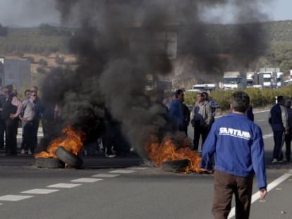 Protesta de trabajadores de Santana Motor por los impagos de la Junta, en 2012.