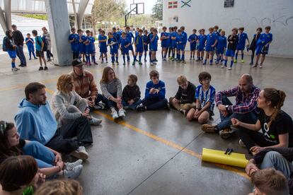 Álex Remiro, portero de la Real Sociedad, junto a Elena Beltza e Irati Garzon en los talleres de la ONG Futbolmas en el barrio de Añorga, en San Sebastián.