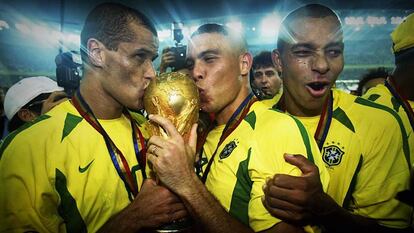 Rivaldo, Ronaldo e Gilberto Silva celebram o Penta.