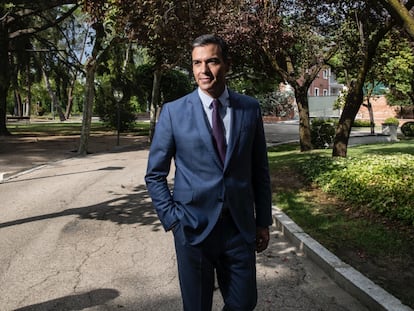 El presidente del Gobierno, Pedro Sánchez, en los jardines de La Moncloa, el viernes.