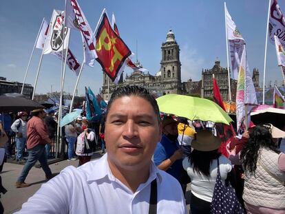 Alfredo González Díaz, precandidato del PT a la alcaldía de Atoyac de Álvarez, en el zócalo de Ciudad de México, el 1 de marzo de 2024.