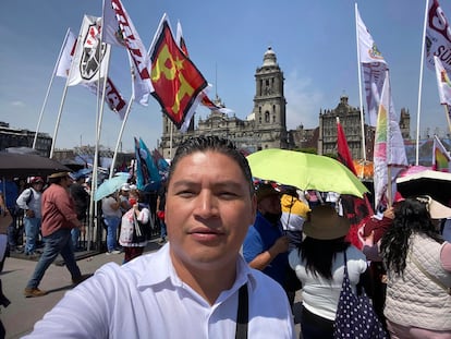 Alfredo González Díaz, precandidato del PT a la alcaldía de Atoyac de Álvarez, en el zócalo de Ciudad de México, el 1 de marzo de 2024.