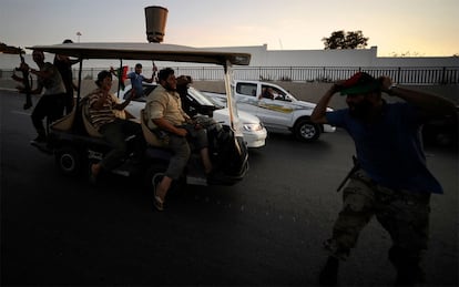 Combatientes rebeldes conducen el coche de golf arrebatado al líder libio, Muamar Gadafi, de su fortaleza de  Bab al-Azizya, en la capital, Trípoli.