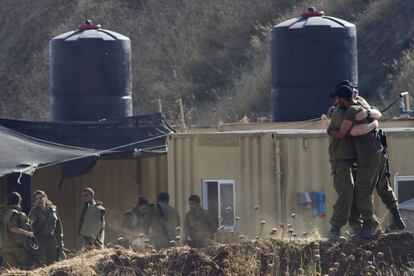 Unos soldados israelíes celebran que uno de los cohetes lanzados por Hamás desde Gaza ha sido interceptado por el sistema de defensa aérea Cúpula de Hierro en Tel Aviv.