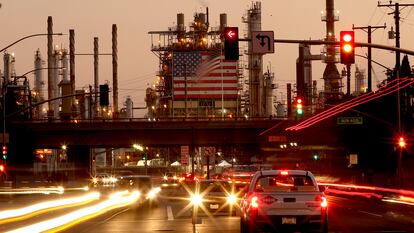 Tráfico en los alrededores de la refinería Marathon, en Carson (California).