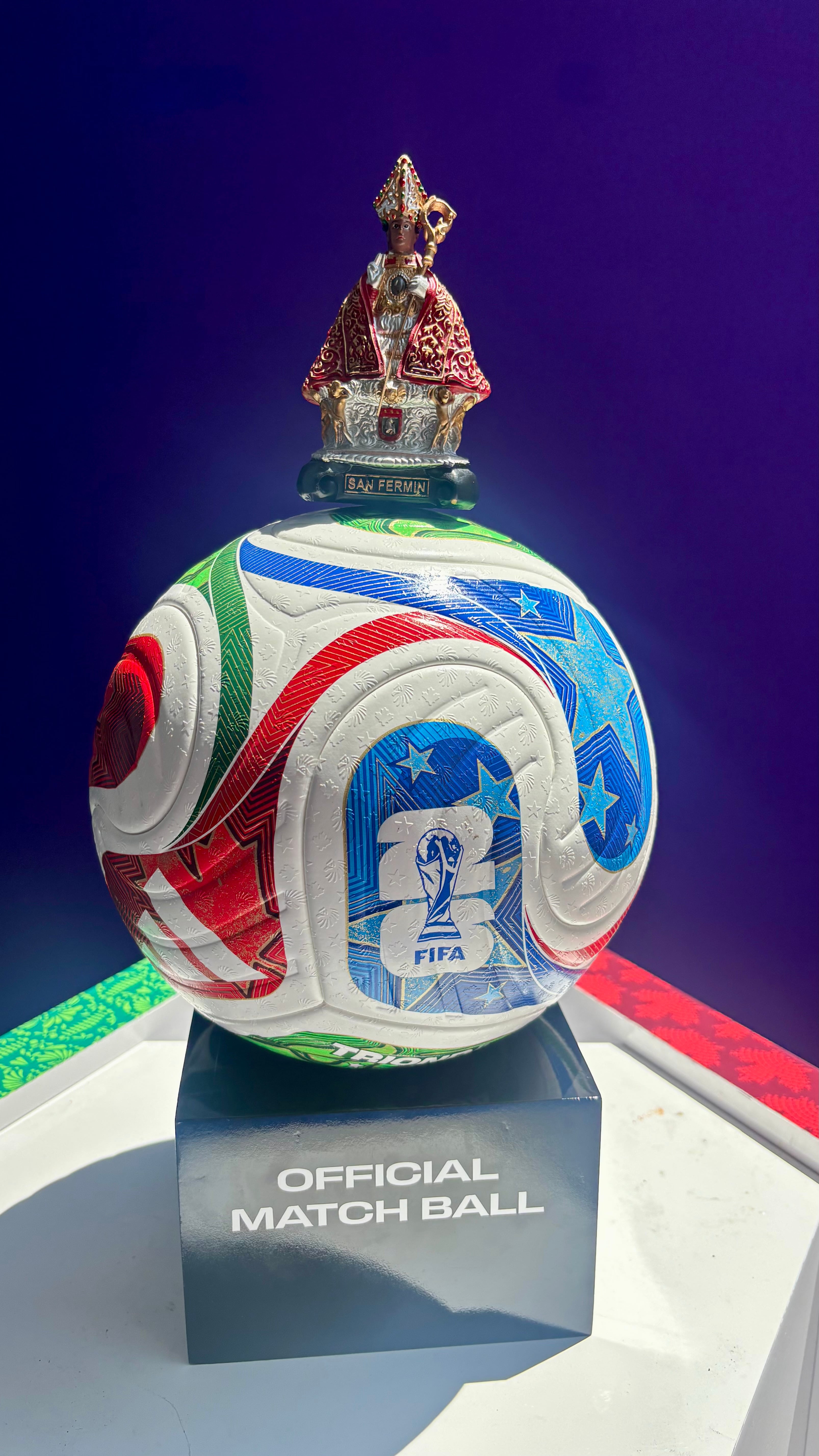 Una imagen de San Fermín se sostiene sobre un balón oficial del torneo, en el partido España-Bélgica de cuartos de final, el 10 de julio de 2026 en Los Ángeles, California, Estados Unidos.