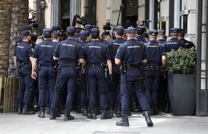 Agentes policiales rodean en junio de 2014 a unos pocos manifestantes y periodistas.